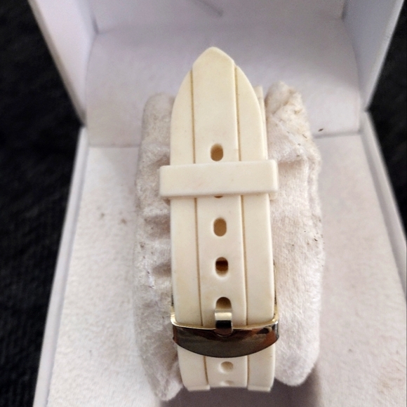 Watch - Picture 2 of 3